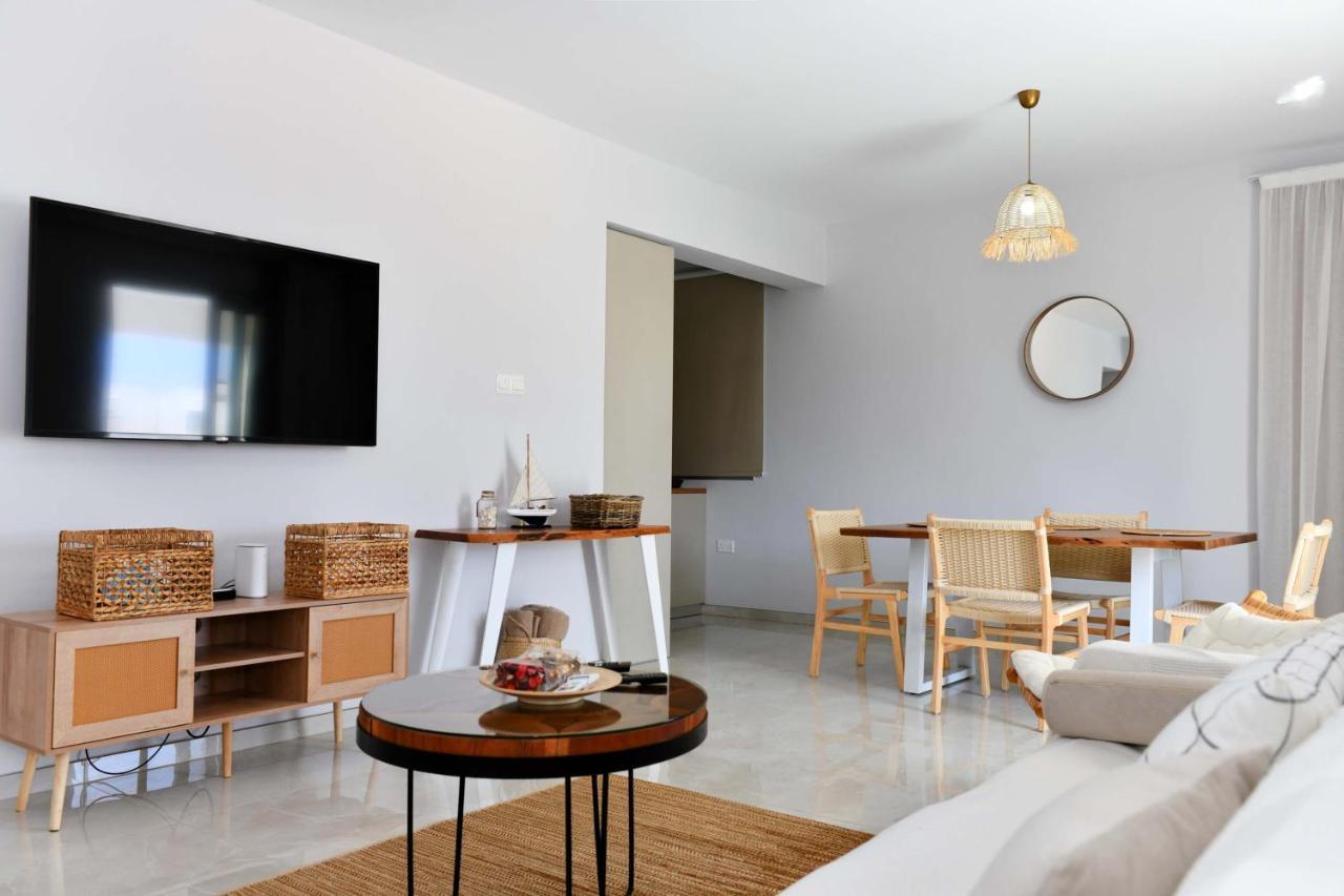 Geo Panoramic +pool +game +gym