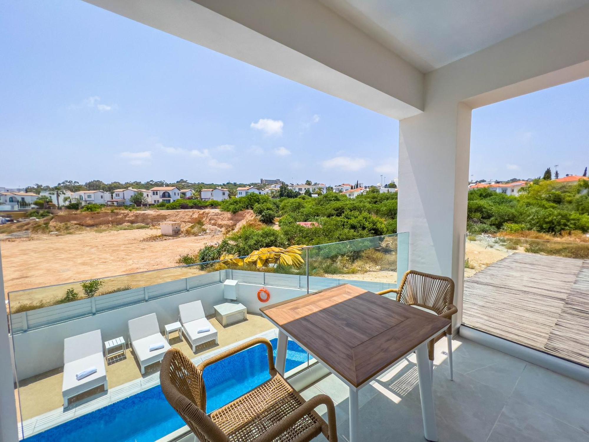 Geo Panoramic +pool +game +gym *